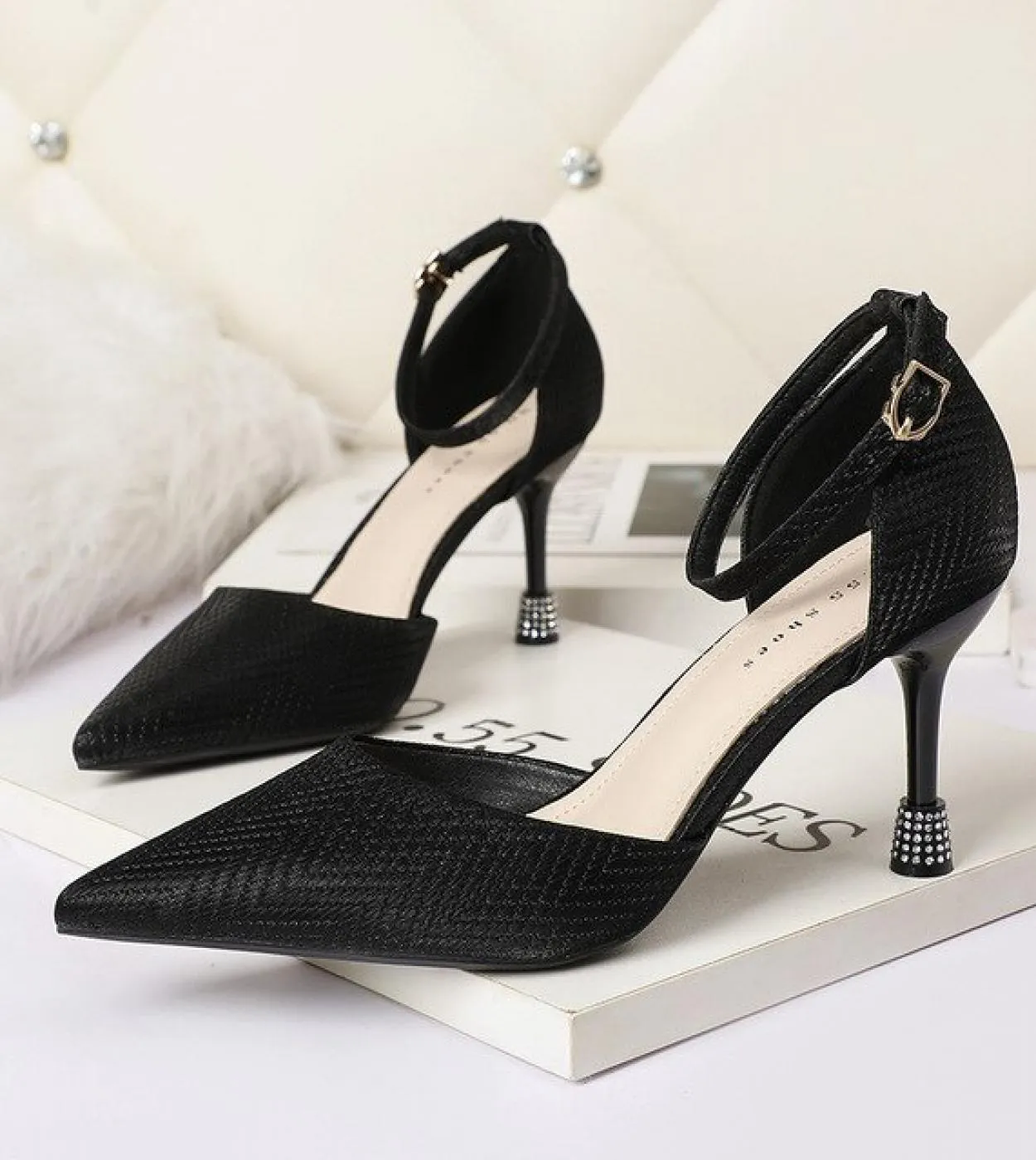2022 Nuova vendita Stiletto Tacchi alti Donna Tacchi alti Punta a punta Scarpe basse Scarpe da donna beige Scarpe estive Tacco a