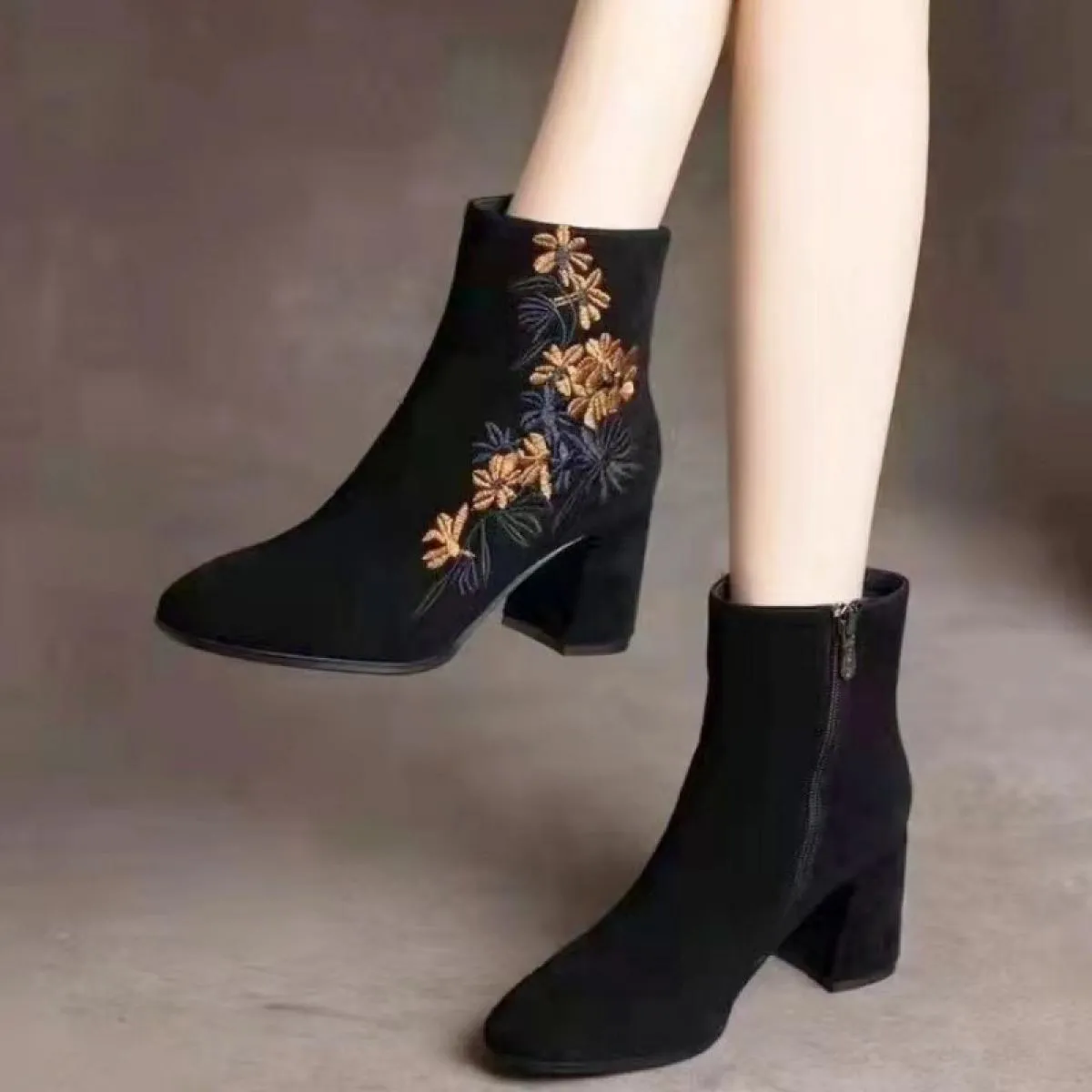2023 nuove donne invernali stivali Chelsea pelle scamosciata ricamo caviglia moda grosso tacchi alti scarpe Goth pompe di vestit