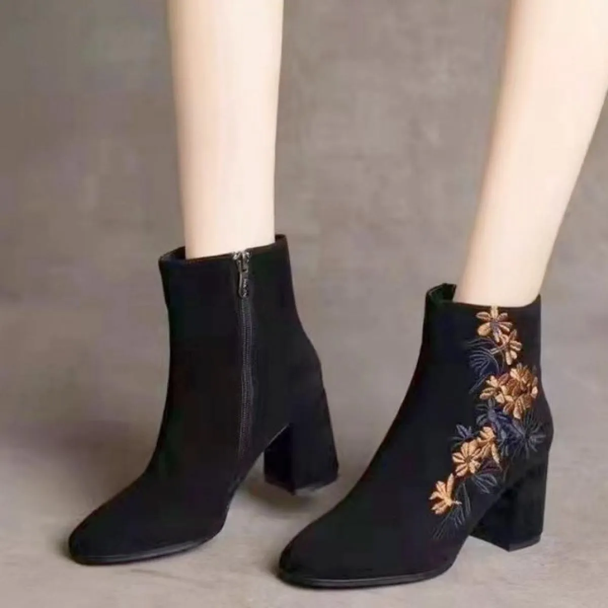 2023 nuove donne invernali stivali Chelsea pelle scamosciata ricamo caviglia moda grosso tacchi alti scarpe Goth pompe di vestit