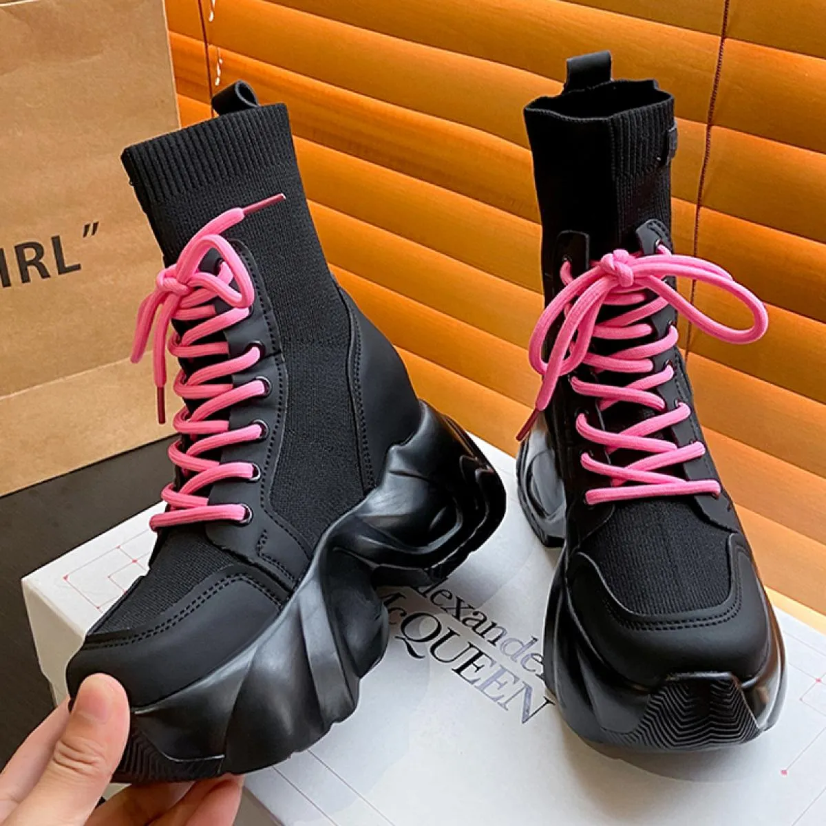 2023 Stivali con plateau alla caviglia da donna Stivali casual Scarpe basse invernali Nuova tendenza Stivali Chelsea Designer Fa