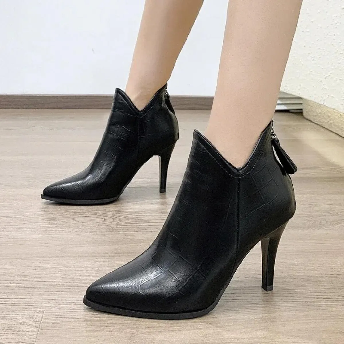 2023 Stivali da donna neri delle nuove donne Stivaletti tacco alto sottili in pelle Casual eleganti scarpe corte Primavera e aut