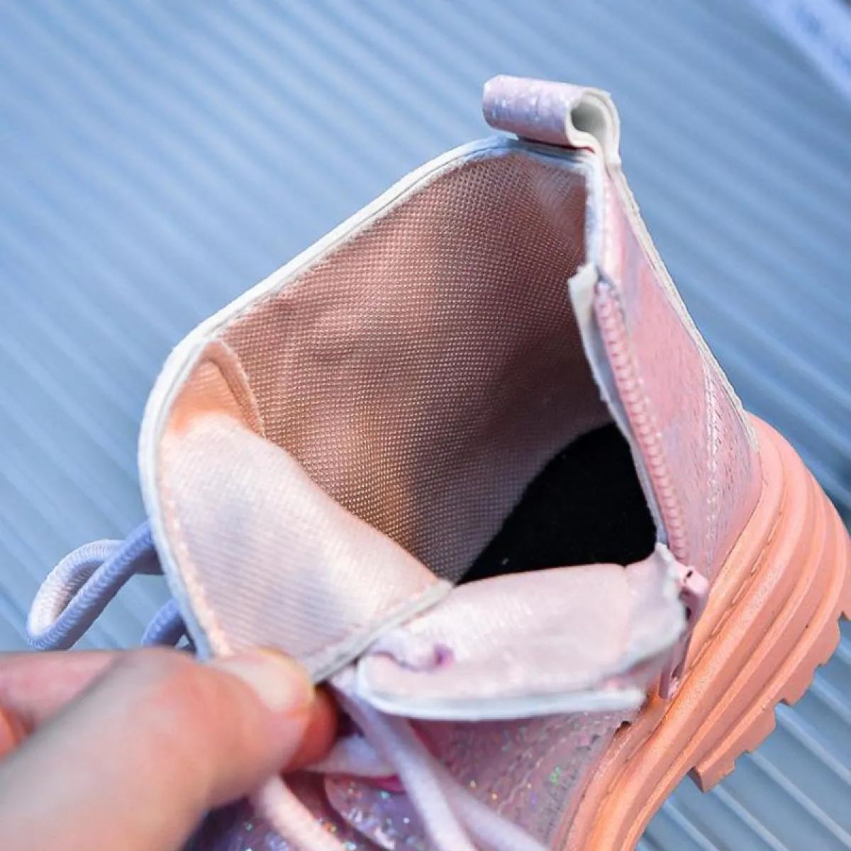 2023 Stivali per bambini Vamp puliti e lucidi alla moda Scarpe con plateau super accoglienti Stivaletti corti stile Street per r