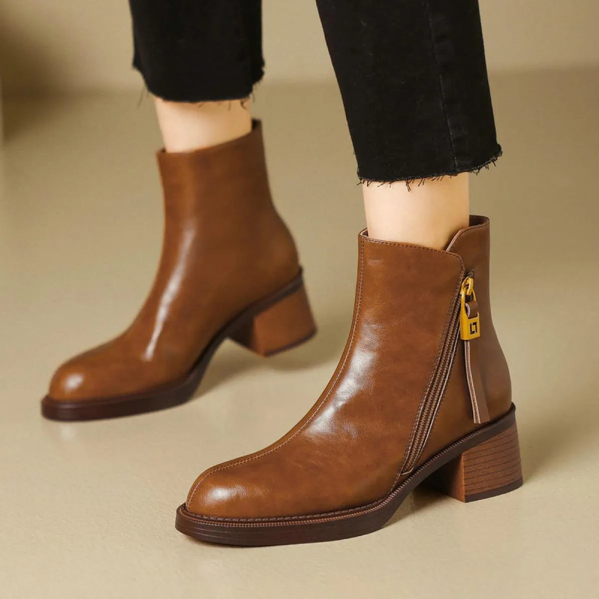 2024 Retro Stivaletti da donna Tacco alto quadrato Scarpe casual da lavoro in vera pelle Donna Autunno Inverno Nuovo formato 34