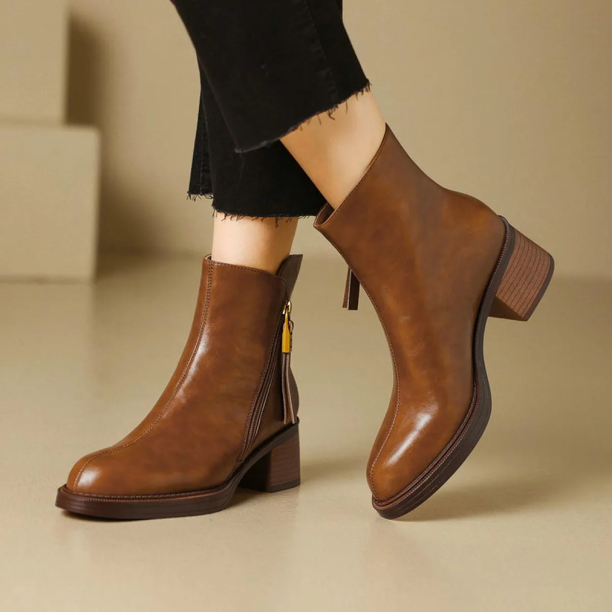 2024 Retro Stivaletti da donna Tacco alto quadrato Scarpe casual da lavoro in vera pelle Donna Autunno Inverno Nuovo formato 34
