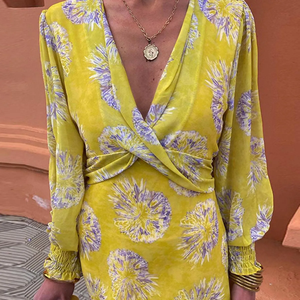 Abito longuette stampato a contrasto elegante per le donne Moda manica lunga svasata scollo a V abiti pieghettati femminile Chic