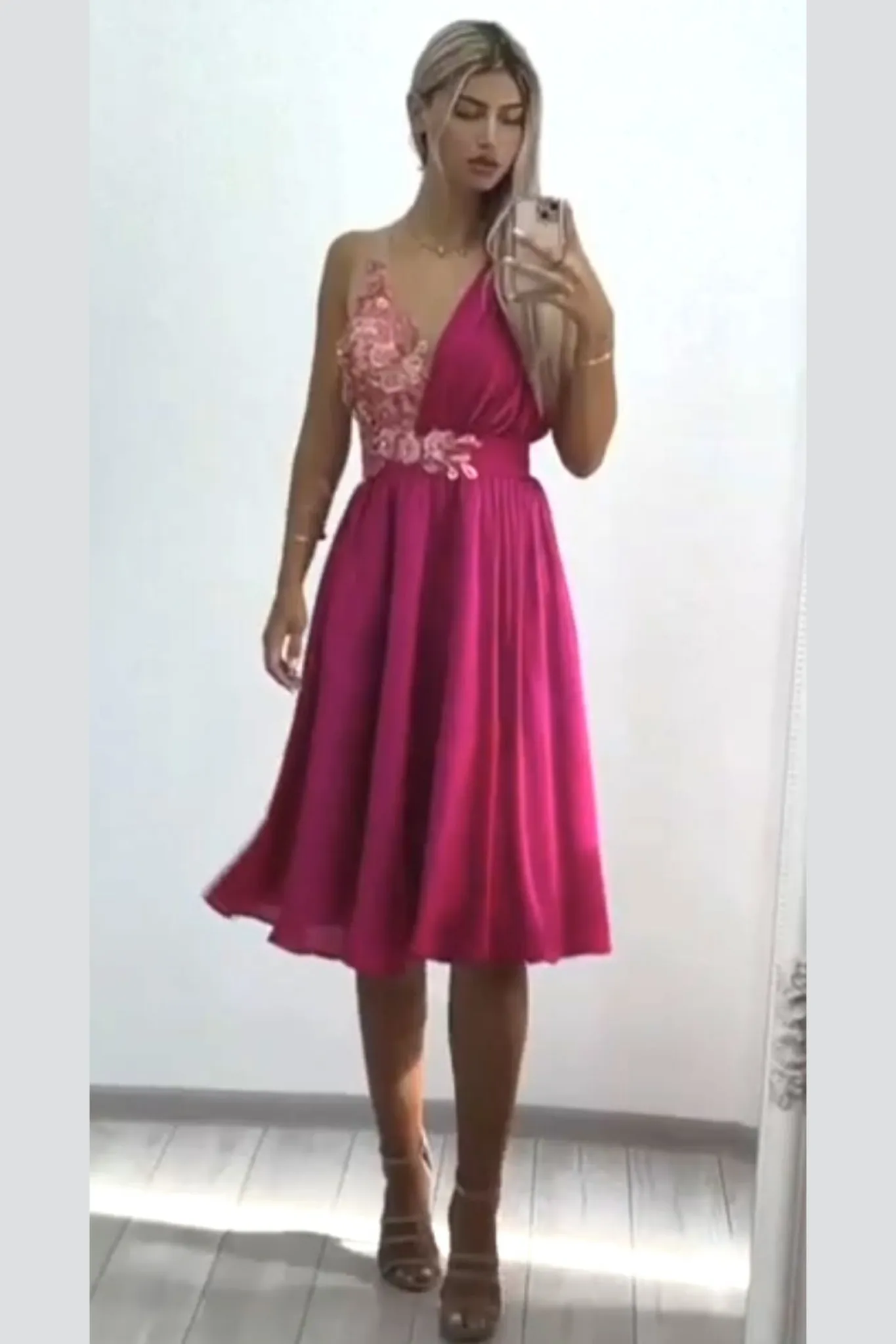 Abito svasato fucsia alla romana metà corpetto con applicazione floreale 3D