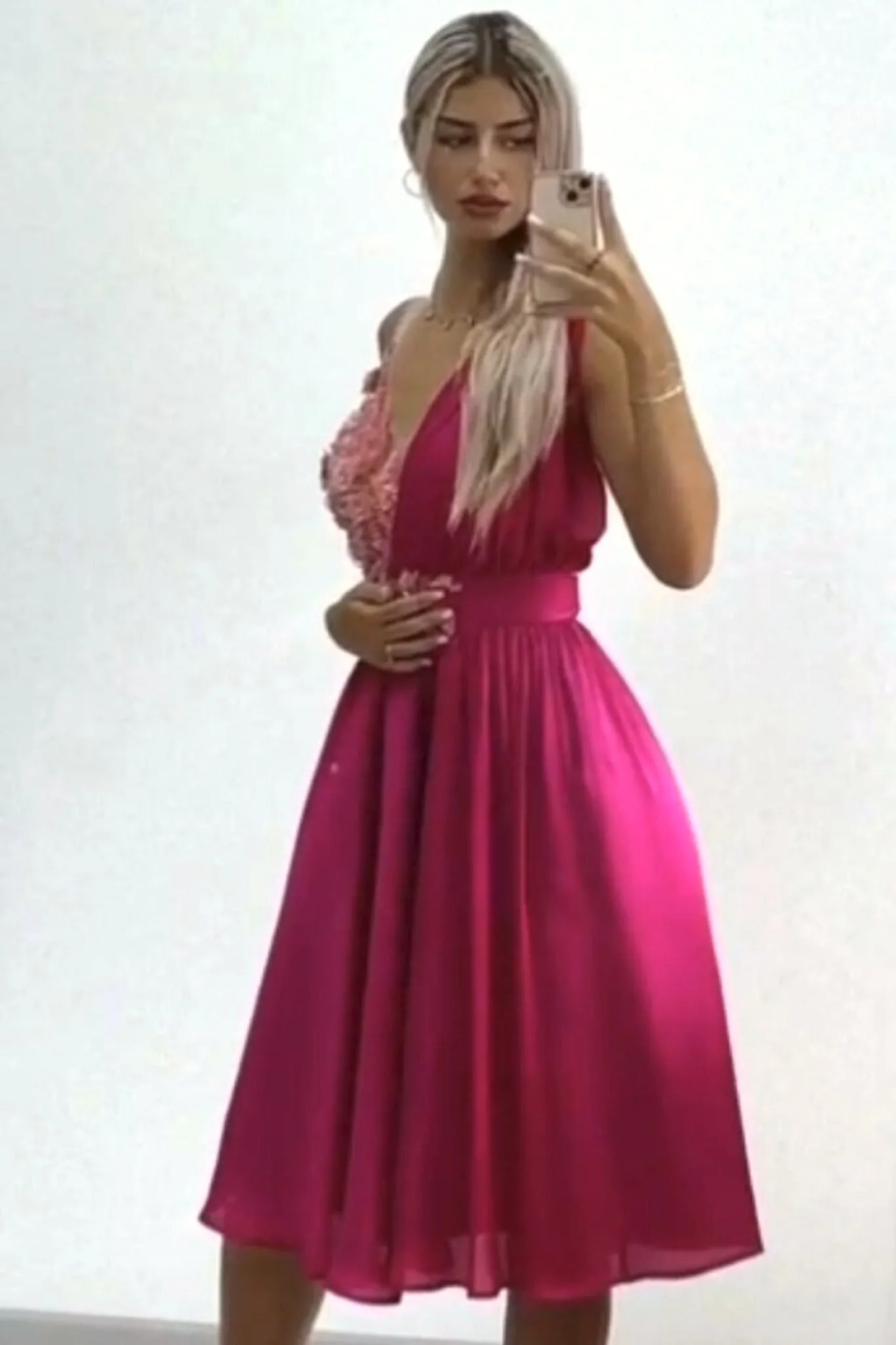 Abito svasato fucsia alla romana metà corpetto con applicazione floreale 3D