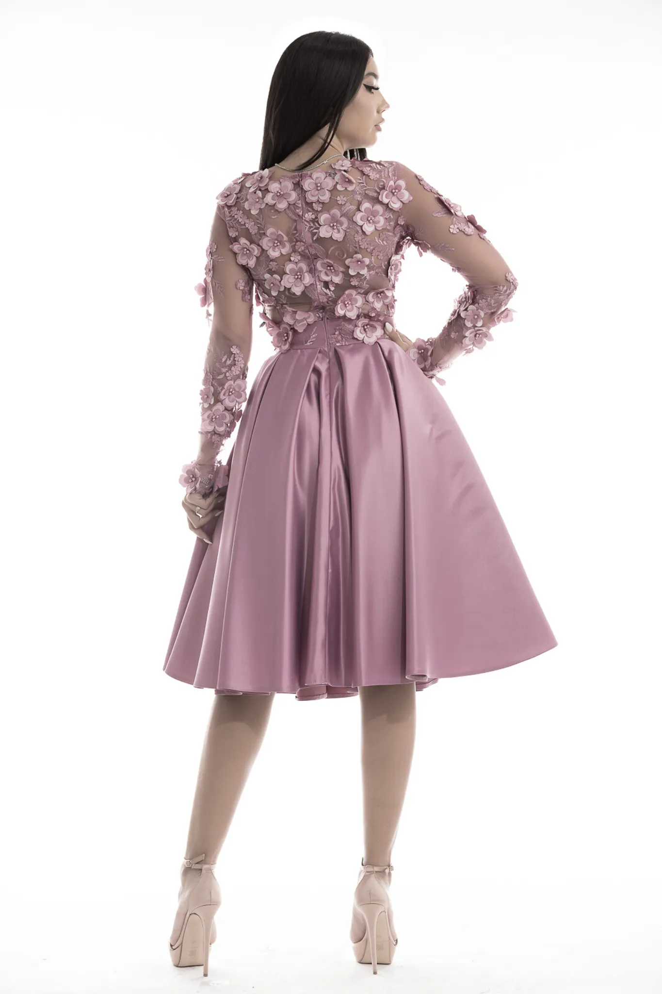 Abito tre quarti svasato rosa con corpetto a manica lunga  in tulle 3D floreale e gonna in taffetà