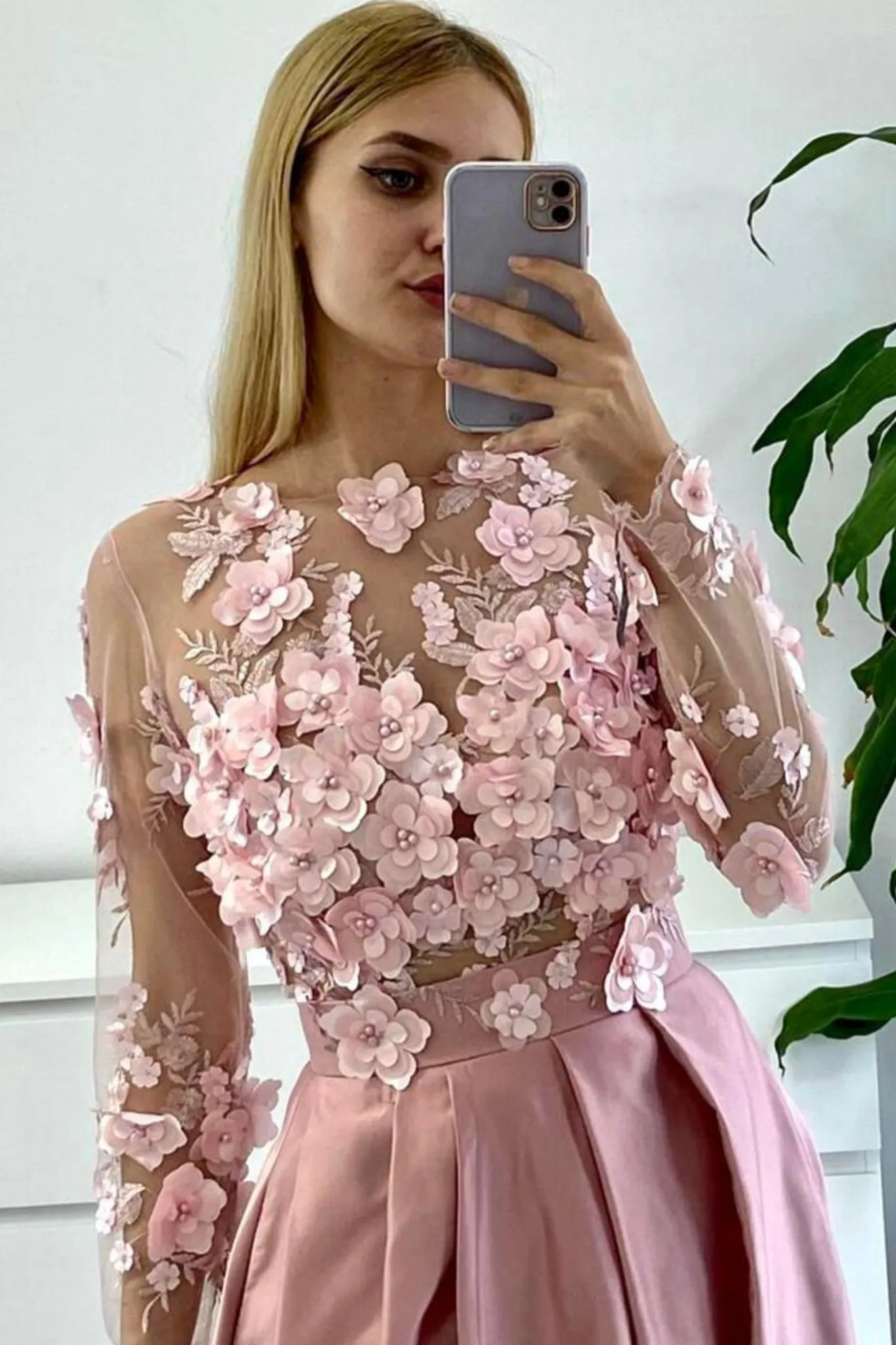Abito tre quarti svasato rosa con corpetto a manica lunga  in tulle 3D floreale e gonna in taffetà