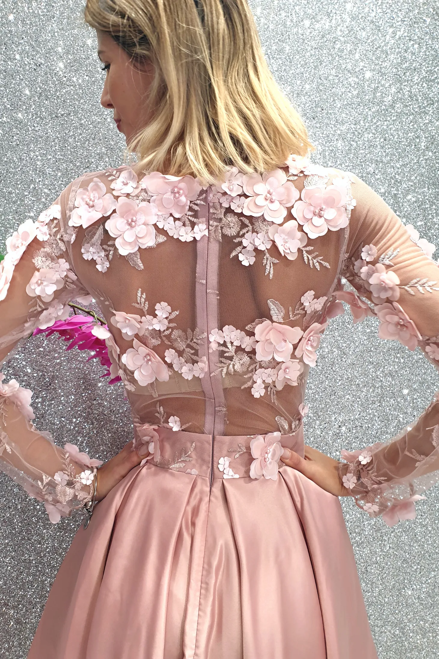 Abito tre quarti svasato rosa con corpetto a manica lunga  in tulle 3D floreale e gonna in taffetà