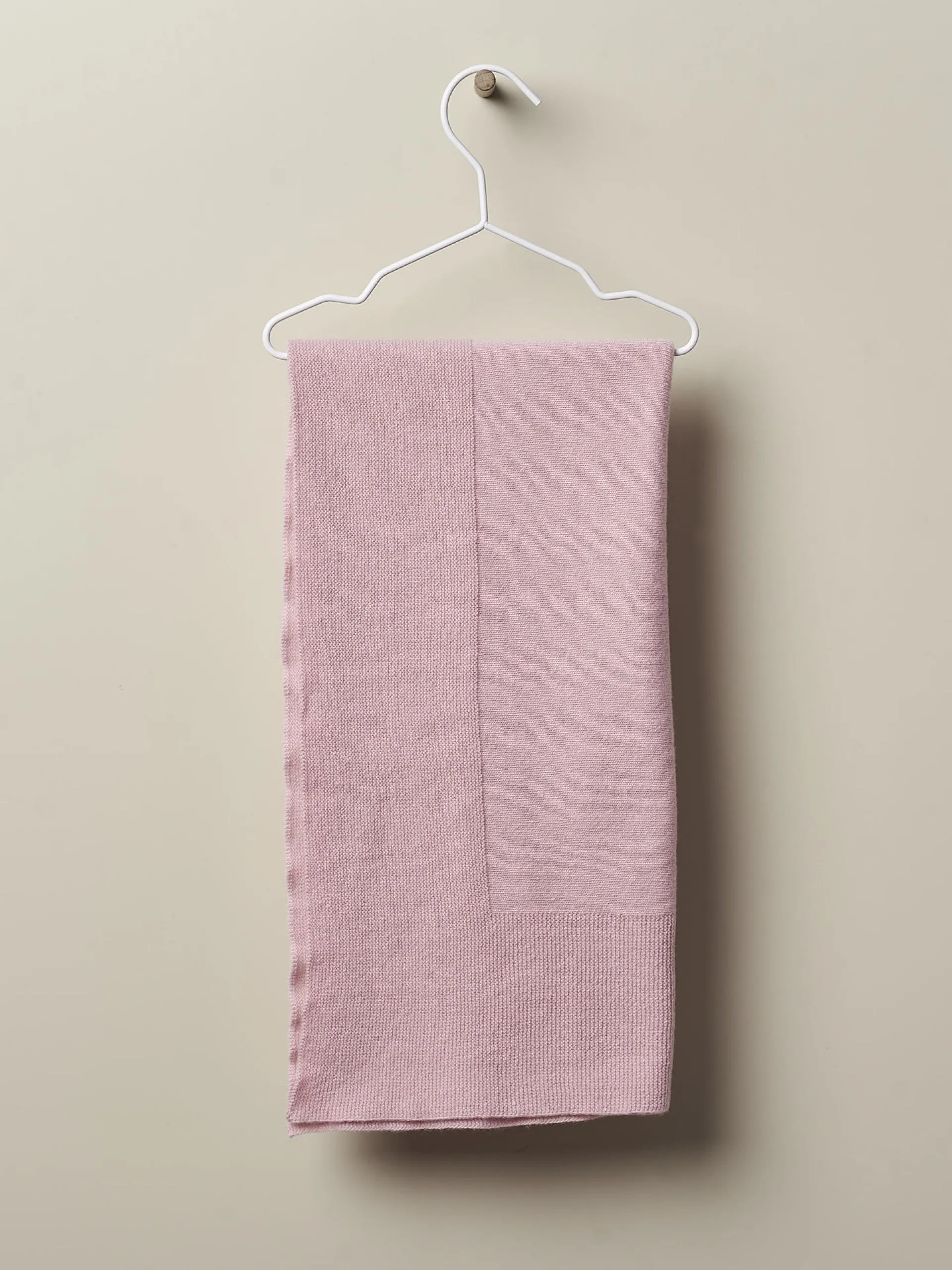 Coperta rosa lavorata a maglia in misto lana merino e cashmere |