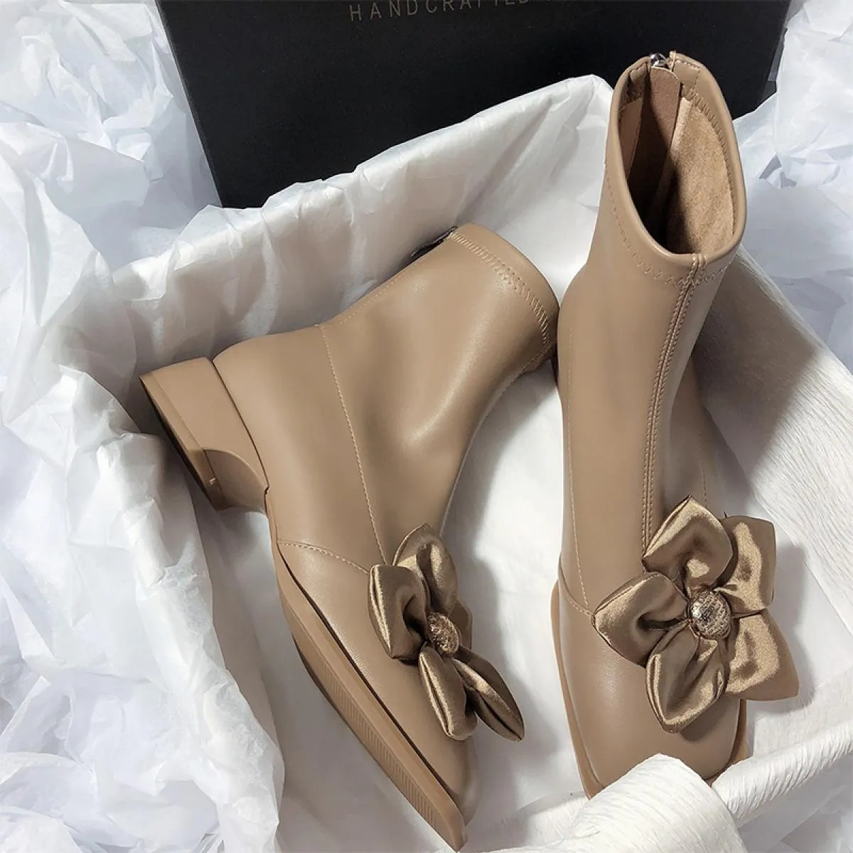 Inverno Donna Tacco medio Scarpe alla caviglia Fiore Chunky Chelsea Boots 2023 Nuovo designer Punta quadrata Stivali Décolleté M