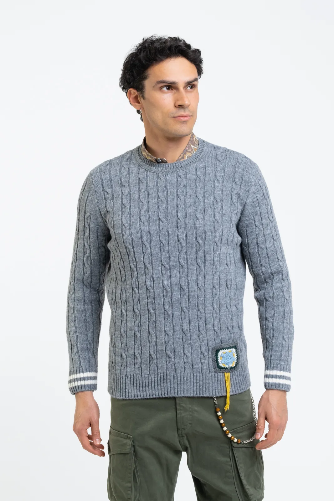 MAGLIA GIROCOLLO TRECCE E PATCH  GRIGIO LOFT1