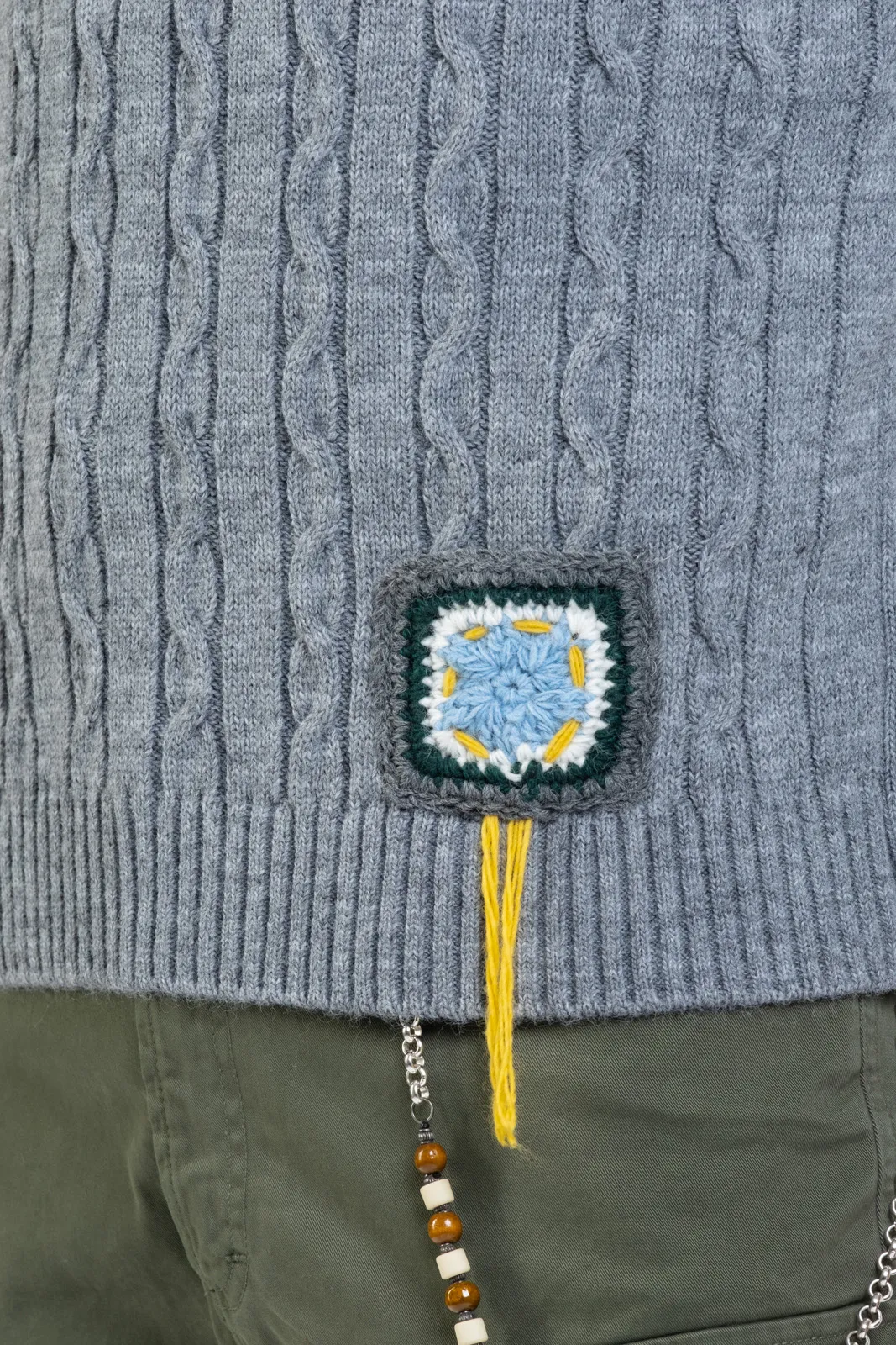 MAGLIA GIROCOLLO TRECCE E PATCH  GRIGIO LOFT1