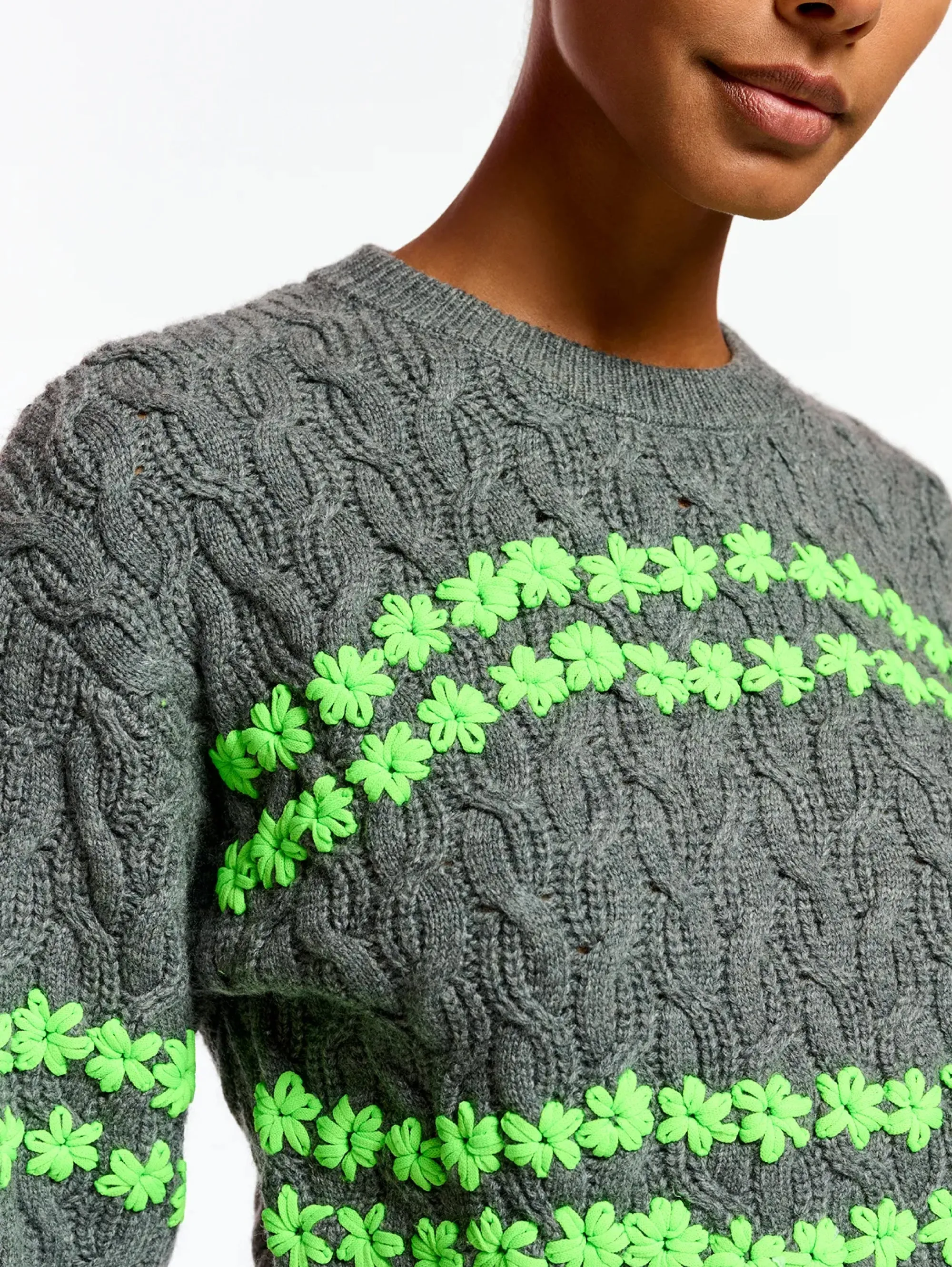 Maglione a Trecce con Ricami Floreali Grigio