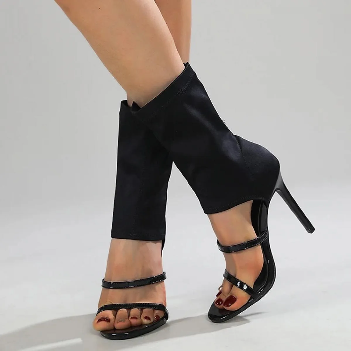 Nuovo design alla moda estiva Open Toe slip-on stivali elastici sandali donna bianco cut-out sottili tacchi alti stivaletti alla