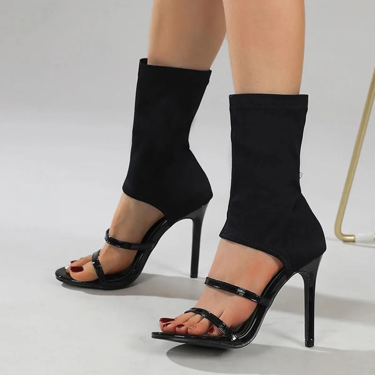 Nuovo design alla moda estiva Open Toe slip-on stivali elastici sandali donna bianco cut-out sottili tacchi alti stivaletti alla