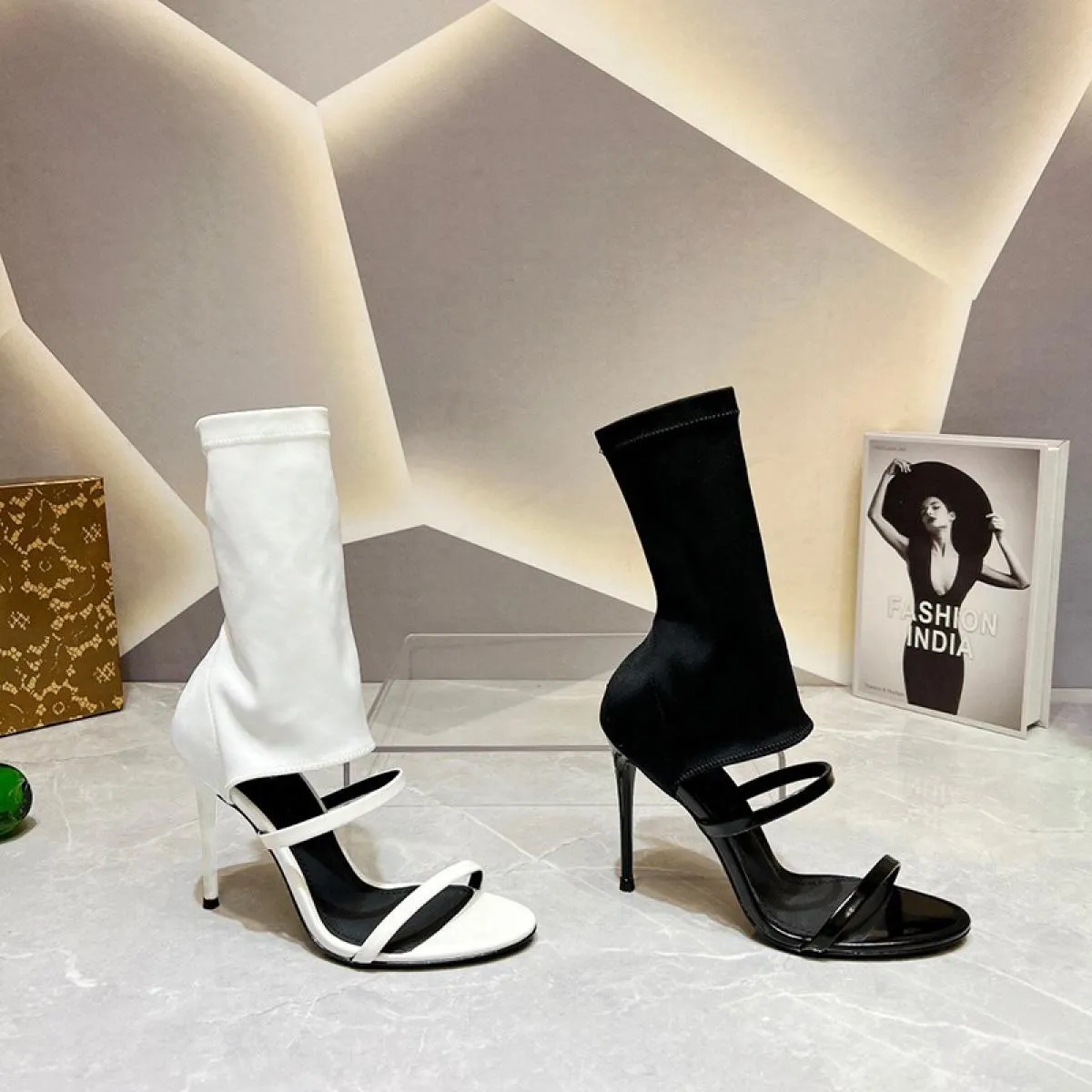 Nuovo design alla moda estiva Open Toe slip-on stivali elastici sandali donna bianco cut-out sottili tacchi alti stivaletti alla