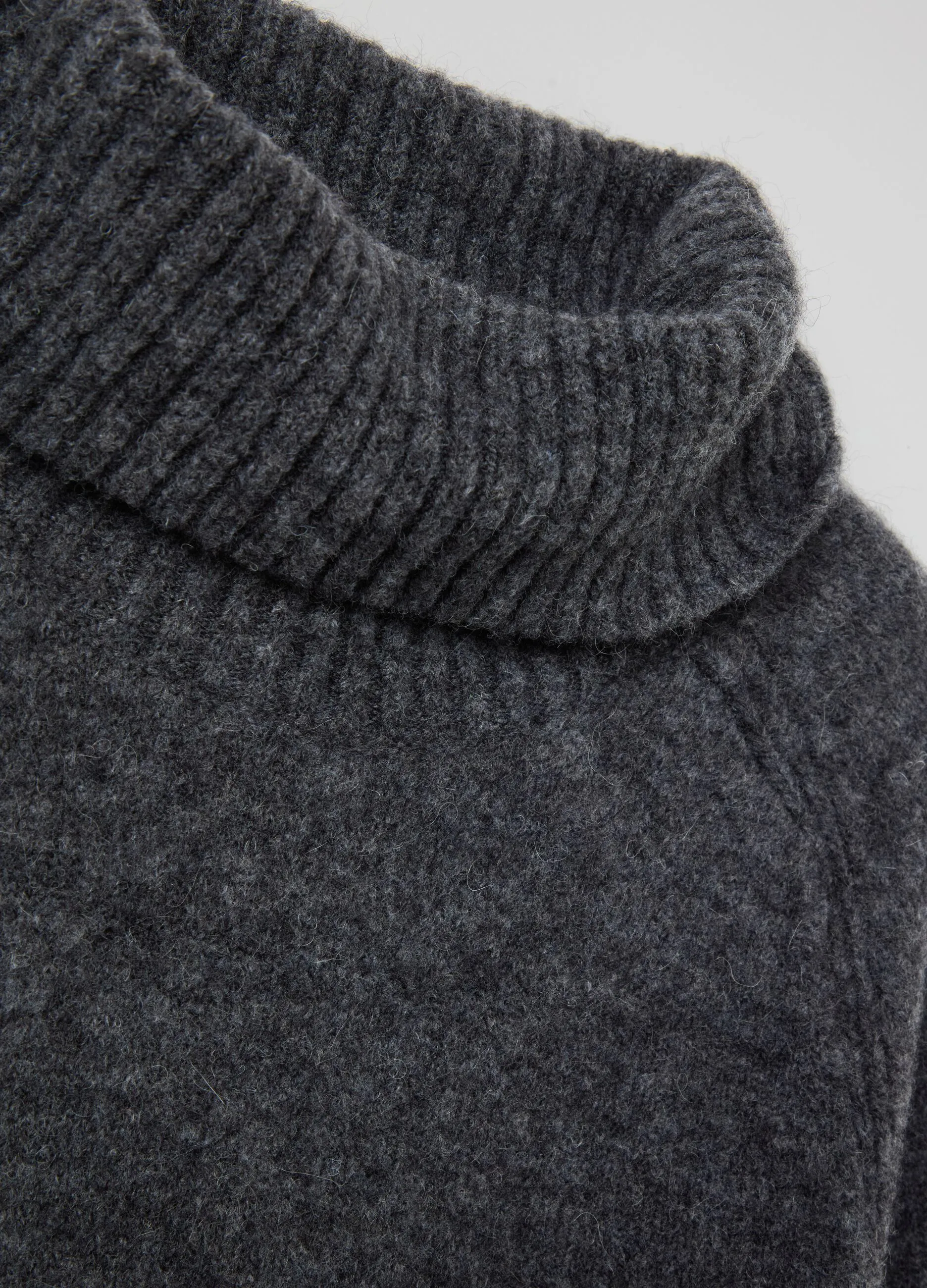 Pullover a collo alto in alpaca e lana