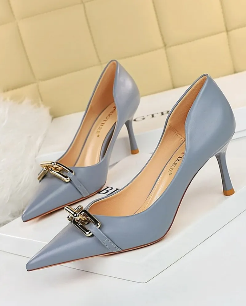 Scarpe da donna eleganti Tacchi alti a spillo Bocca superficiale Punta a punta Fibbia metallica cava Scarpe singole decorative T