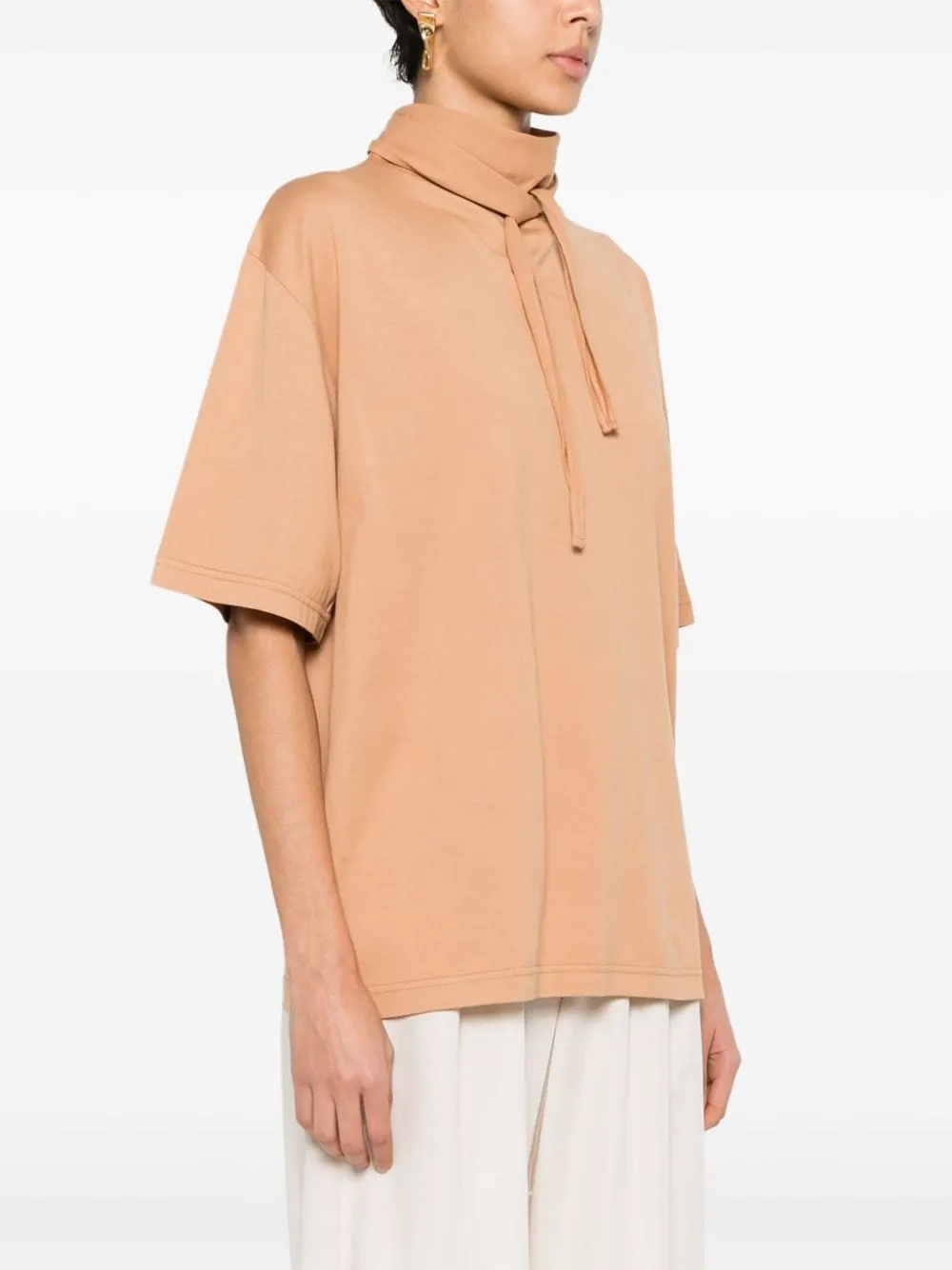T-shirt a collo alto in beige - donna