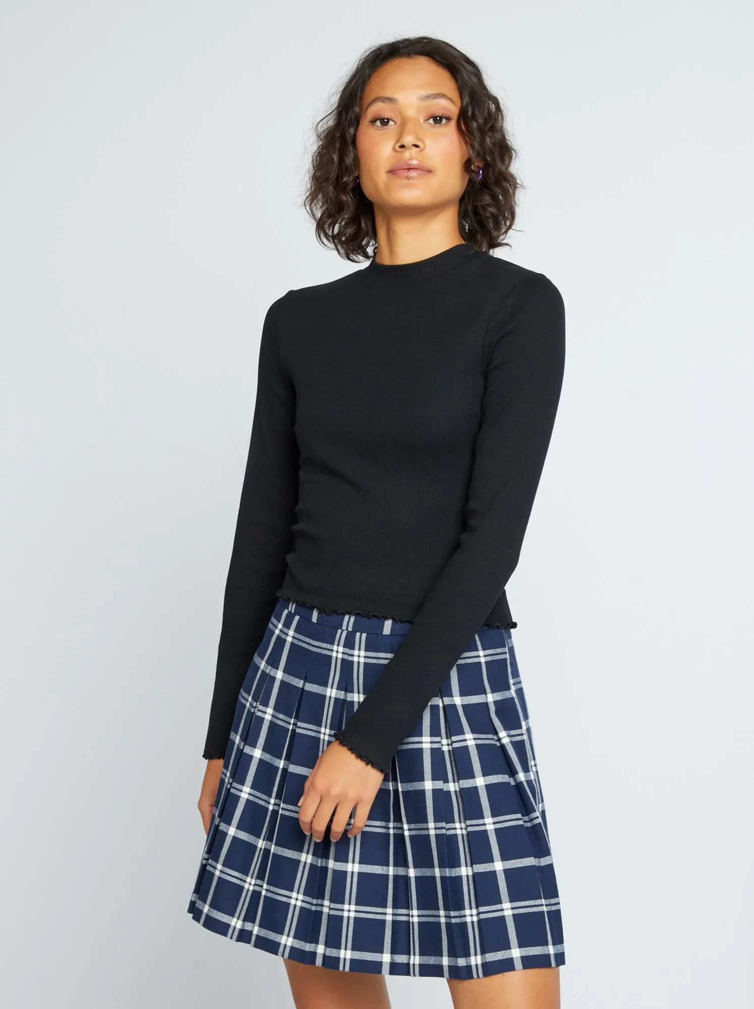 T-shirt a coste con collo alto - Nero