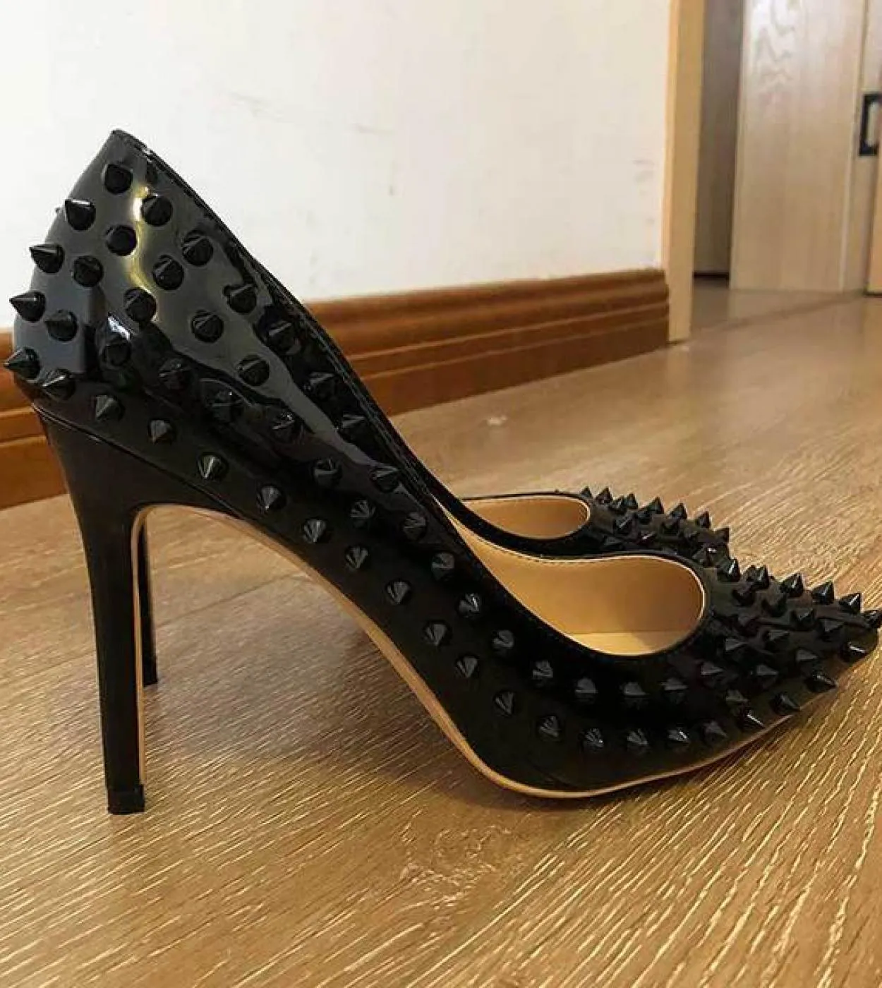 Tikicup Full Spikes Women Black Patent Punta a punta Tacchi altissimi Ladies Club Party Scarpe a spillo Punk Rivetti Pu